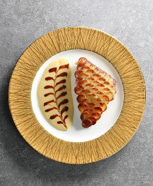 季節の魚とジャガイモの鱗のフライパン揚げ オレンジベルモットソース添え